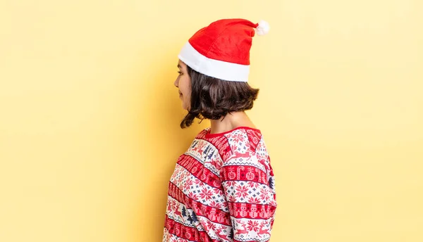 Mladá Hispánka Profilovém Pohledu Přemýšlí Fantazíruje Nebo Sní Vánoční Koncept — Stock fotografie