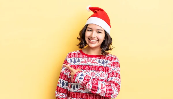 Joven Mujer Hispana Sonriendo Alegremente Sintiéndose Feliz Señalando Hacia Lado —  Fotos de Stock