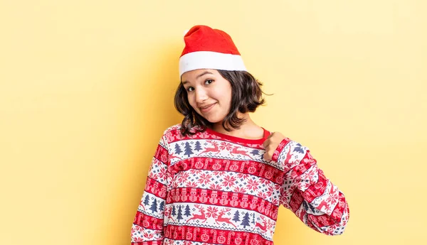 Genç İspanyol kadın kibirli, başarılı, pozitif ve gururlu görünüyor. Noel konsepti