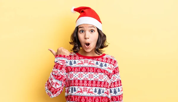 Jonge Spaanse Vrouw Kijkt Verbaasd Ongeloof Kerstconcept — Stockfoto