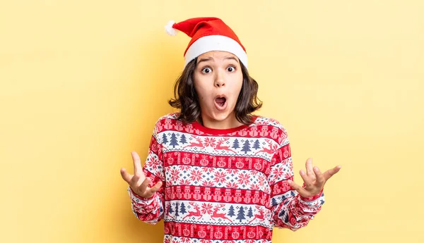 Junge Hispanische Frau Verblüfft Schockiert Und Erstaunt Mit Einer Unglaublichen — Stockfoto