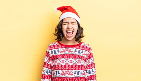 Jovem Hispânica Gritando Agressivamente Parecendo Muito Irritada Conceito Natal — Fotografia de Stock