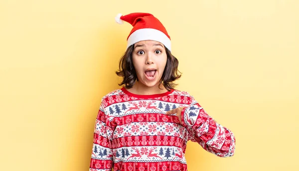 Young Hispanic Woman Looking Shocked Surprised Mouth Wide Open Pointing — Stock Photo, Image