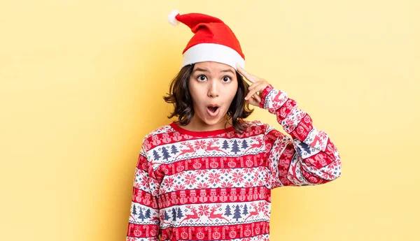 Genç İspanyol kadın şaşırmış görünüyor, yeni bir düşünce, fikir ya da konsept keşfediyor. Noel konsepti