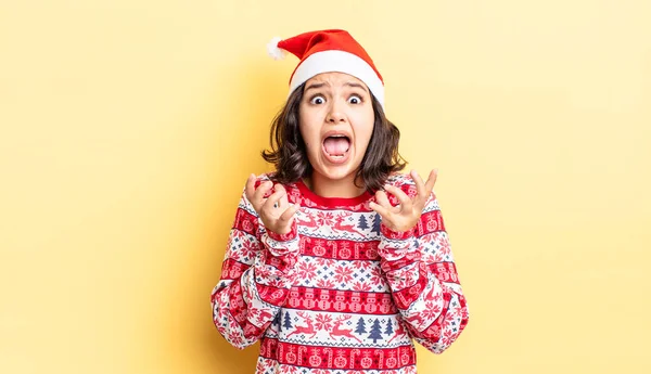 若いヒスパニック系の女性は絶望的で欲求不満とストレスを感じています クリスマスのコンセプト — ストック写真