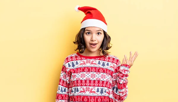 Joven Mujer Hispana Sintiéndose Feliz Sorprendida Darse Cuenta Una Solución — Foto de Stock