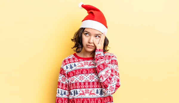Jovem Hispânica Sentindo Entediado Frustrado Sonolento Depois Cansativo Conceito Natal — Fotografia de Stock