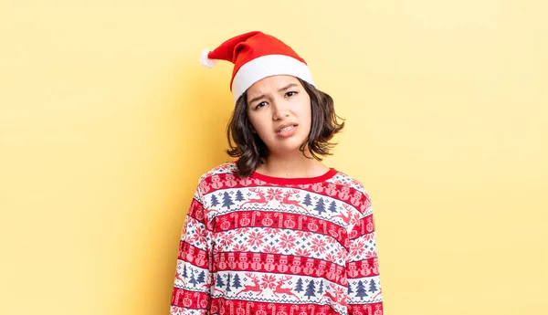 若いヒスパニック系の女性は困惑し混乱しています クリスマスのコンセプト — ストック写真