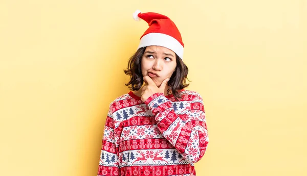 Giovane Donna Ispanica Pensando Sentendosi Dubbioso Confuso Concetto Natale — Foto Stock