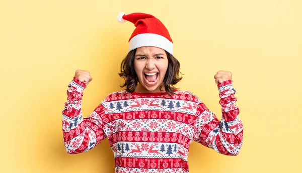 Jonge Spaanse Vrouw Schreeuwt Agressief Met Een Boze Uitdrukking Kerstconcept — Stockfoto