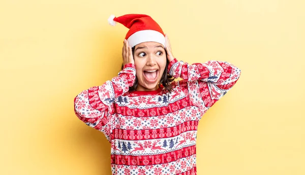 Joven Mujer Hispana Sintiéndose Feliz Emocionada Sorprendida Concepto Navidad — Foto de Stock