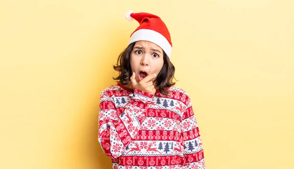 Junge Hispanische Frau Mit Weit Geöffnetem Mund Und Offenen Augen — Stockfoto