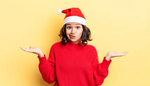 若いヒスパニック系の女性は困惑し 混乱し 疑問を感じている クリスマスのコンセプト — ストック写真