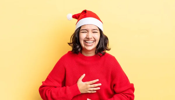 若いヒスパニック系の女性が陽気な冗談で大声で笑いました クリスマスのコンセプト — ストック写真