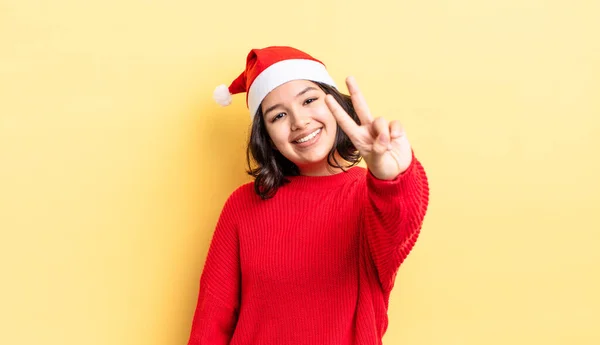Fiatal Spanyol Mosolyog Boldognak Tűnik Gesztikulál Győzelem Vagy Béke Karácsonyi — Stock Fotó