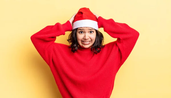 Jonge Spaanse Vrouw Voelt Zich Gestrest Angstig Bang Met Handen — Stockfoto