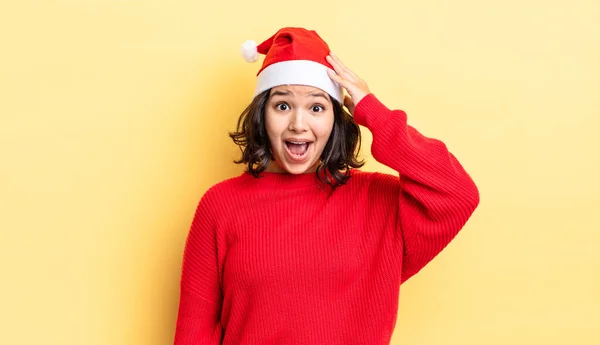 Jonge Spaanse Vrouw Die Gelukkig Verbaasd Verrast Uitziet Kerstconcept — Stockfoto