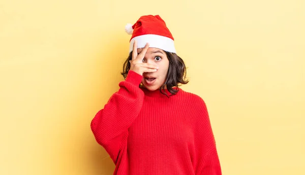 若いヒスパニック系の女性はショックを受けて怖がったり怖がったり手で顔を覆います クリスマスのコンセプト — ストック写真