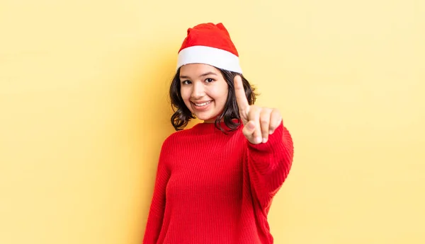 Jovem Hispânica Sorrindo Orgulhosa Confiantemente Fazendo Número Conceito Natal — Fotografia de Stock