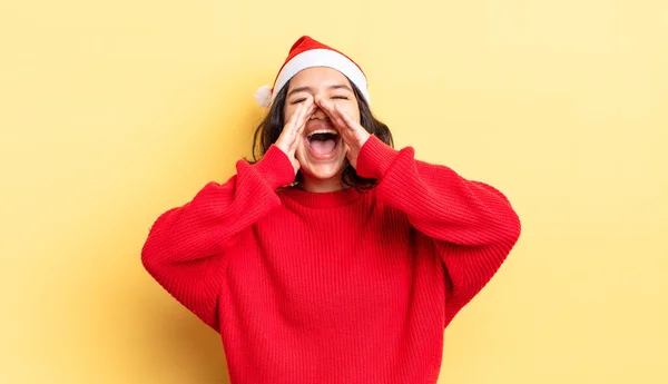 Joven Mujer Hispana Sintiéndose Feliz Dando Gran Grito Con Las — Foto de Stock