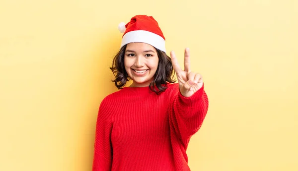 Jovem Hispânico Mulher Sorrindo Olhando Amigável Mostrando Número Dois Conceito — Fotografia de Stock