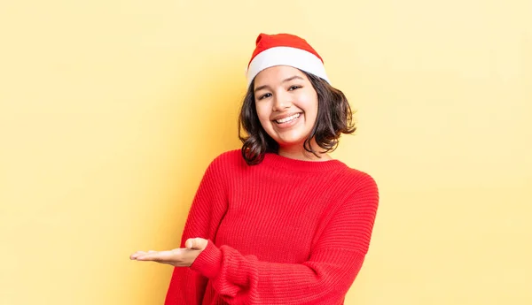 Молодая Латиноамериканка Весело Улыбается Чувствует Себя Счастливой Показывает Концепцию Рождественская — стоковое фото