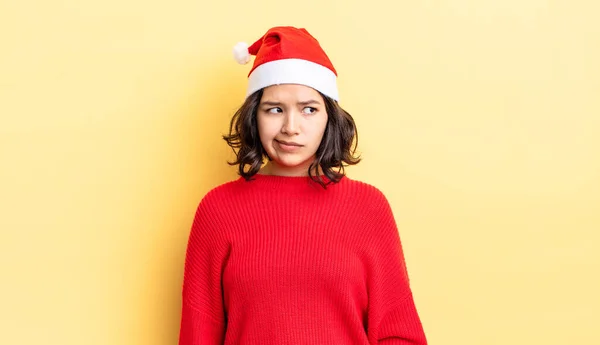若いヒスパニック系の女性は悲しい 動揺や怒りを感じ 側を探しています クリスマスのコンセプト — ストック写真