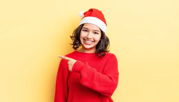 Jonge Spaanse Vrouw Kijkt Opgewonden Verrast Wijzend Naar Zijkant Kerstconcept — Stockfoto