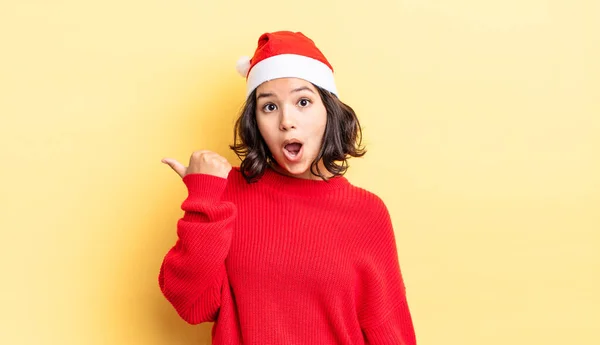 若いヒスパニック系の女性の不信感に驚いている クリスマスのコンセプト — ストック写真