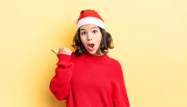 Jonge Spaanse Vrouw Kijkt Verbaasd Ongeloof Kerstconcept — Stockfoto