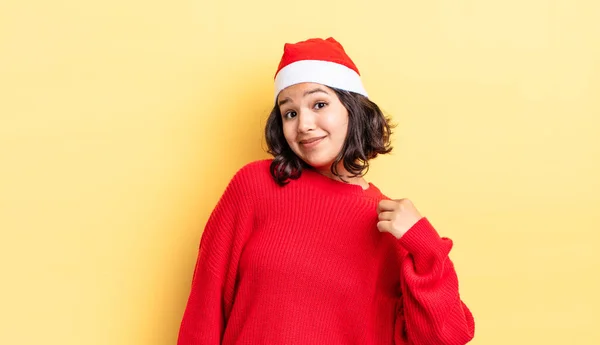 Jonge Spaanse Vrouw Die Arrogant Succesvol Positief Trots Uitziet Kerstconcept — Stockfoto