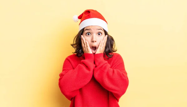 Νεαρή Ισπανίδα Που Νιώθει Σοκαρισμένη Και Φοβισμένη Χριστουγεννιάτικη Ιδέα — Φωτογραφία Αρχείου
