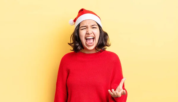 Jovem Hispânica Olhando Com Raiva Irritado Frustrado Conceito Natal — Fotografia de Stock