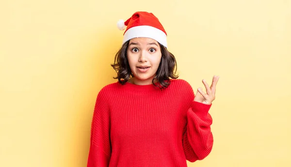 Молодая Латиноамериканка Чувствует Себя Счастливой Удивлённой Осознавая Решение Идею Рождественская — стоковое фото