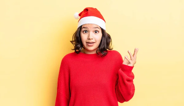 Junge Hispanische Frau Fühlt Sich Glücklich Überrascht Eine Lösung Oder — Stockfoto