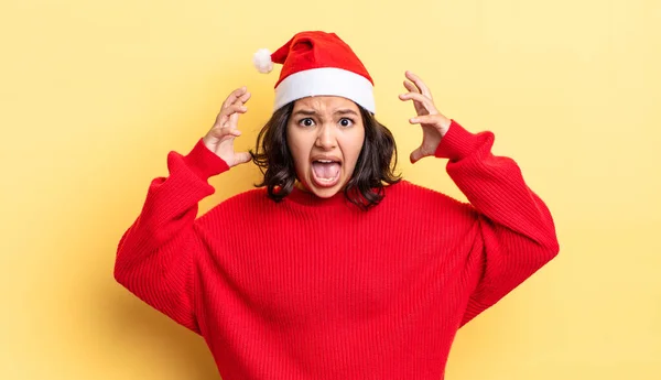 Junge Hispanische Frau Schreit Mit Erhobenen Händen Der Luft Weihnachtskonzept — Stockfoto