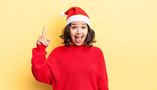 Jeune Femme Hispanique Sentant Comme Génie Heureux Excité Après Avoir — Photo