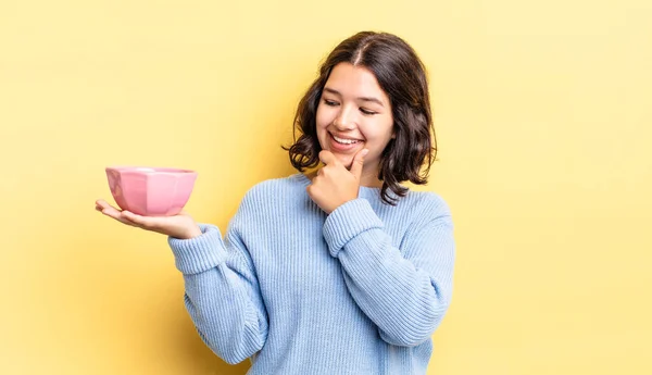 Ung Latinamerikansk Kvinna Ler Med Ett Lyckligt Självsäkert Uttryck Med — Stockfoto