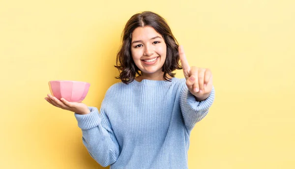 Joven Mujer Hispana Sonriendo Luciendo Amigable Mostrando Número Uno Concepto —  Fotos de Stock