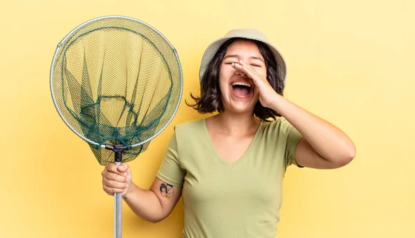 스페인 여자는 옆에서 손으로 소리로 외치면서 행복을 느꼈습니다 Fisher Net — 스톡 사진