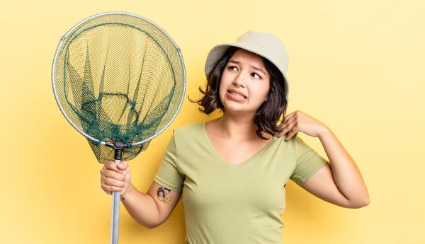 Genç İspanyol kadın stresli, endişeli, yorgun ve hayal kırıklığına uğramış hissediyor. balıkçı ağı kavramı