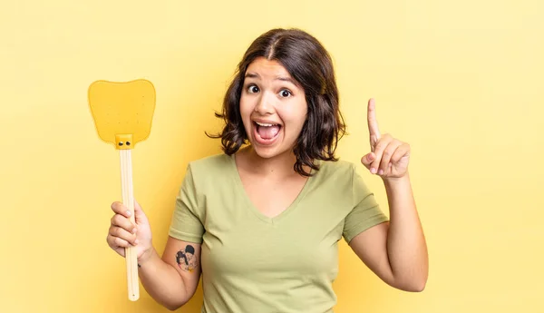 Ung Latinamerikansk Kvinna Känner Sig Som Glad Och Upphetsad Geni — Stockfoto