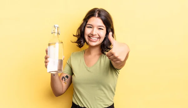 Giovane Donna Ispanica Sentirsi Orgoglioso Sorridendo Positivamente Con Pollici Concetto — Foto Stock