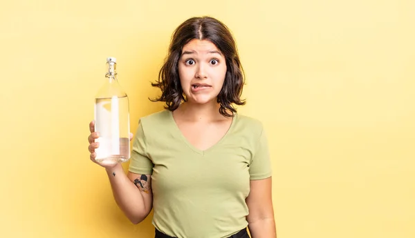 Giovane Donna Ispanica Guardando Perplesso Confuso Concetto Bottiglia Acqua — Foto Stock