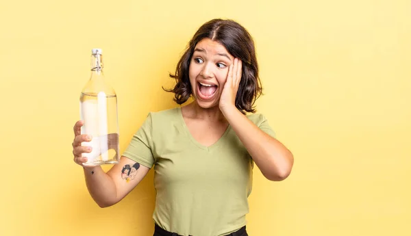Joven Mujer Hispana Sintiéndose Feliz Emocionada Sorprendida Concepto Botella Agua —  Fotos de Stock