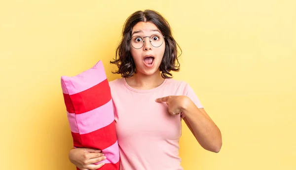 Junge Hispanische Frau Schaut Schockiert Und Überrascht Mit Weit Geöffnetem — Stockfoto