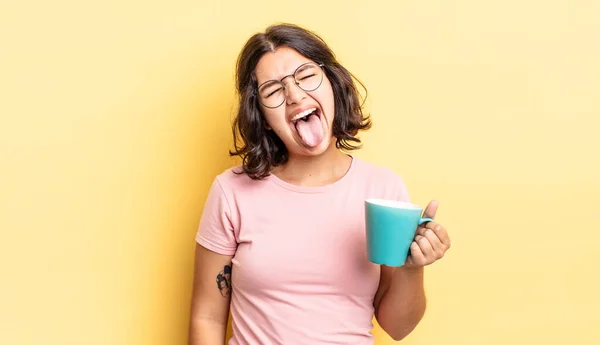 Junge Hispanische Frau Mit Fröhlicher Und Rebellischer Attitüde Die Witze — Stockfoto