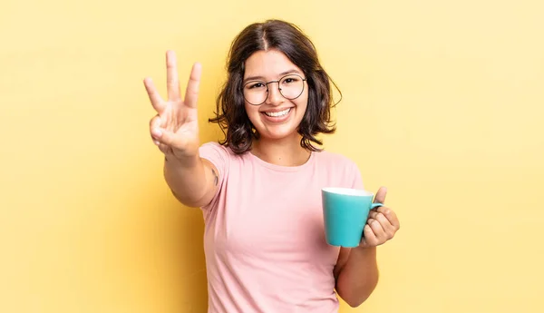 Joven Mujer Hispana Sonriendo Luciendo Amigable Mostrando Número Tres Concepto —  Fotos de Stock