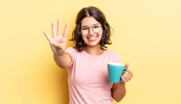 Ung Latinamerikansk Kvinna Ler Och Ser Vänlig Visar Nummer Fyra — Stockfoto