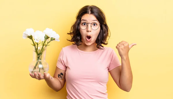 Jovem Hispânica Olhando Espantado Descrença Conceito Vaso Flores — Fotografia de Stock